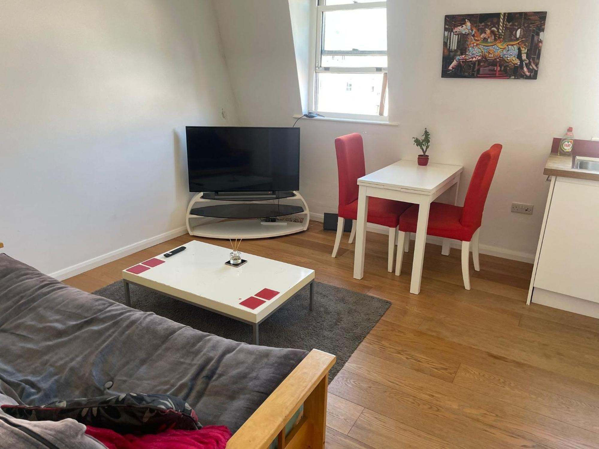 Self Contained One Bedroom Flat In The Heart Of Brighton, Close To The Apartment